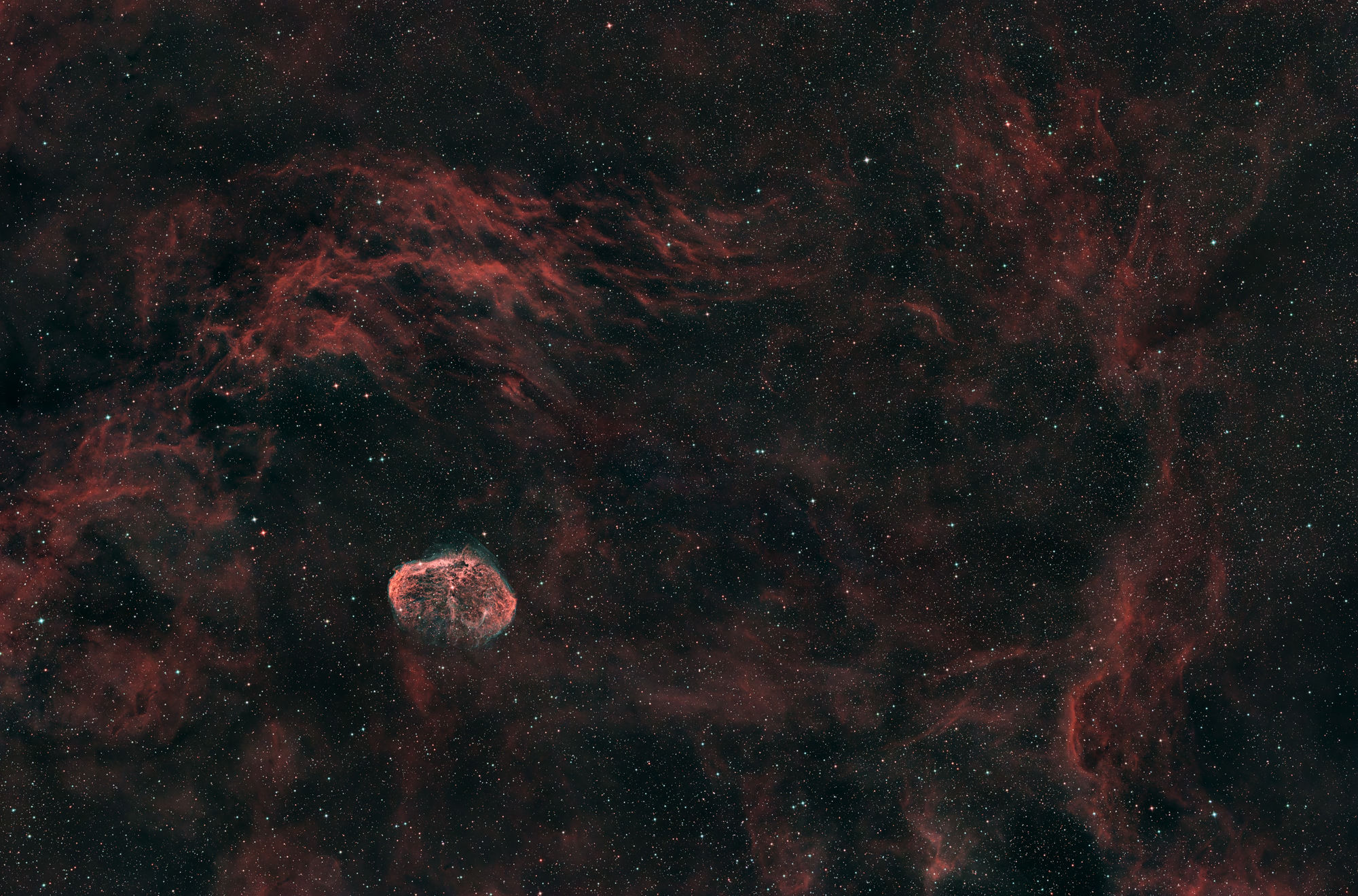 Der Mondsichelnebel NGC 6888 ist ein spezieller Emissionsnebel im Sternbild Schwan, der von einem Wolf-Rayet-Stern in der Mitte des Nebels zum Leuchten angeregt wird.